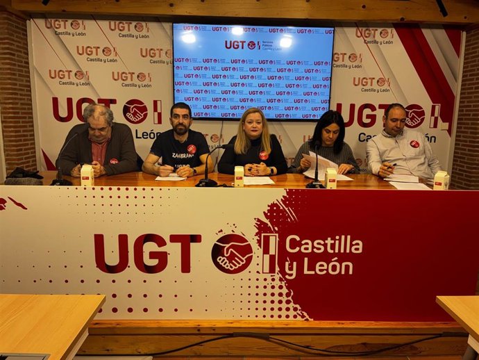 Tomás Pérez (i), Chema, Sara Molledo, Ana y David López, durante la rueda de prensa de hoy.