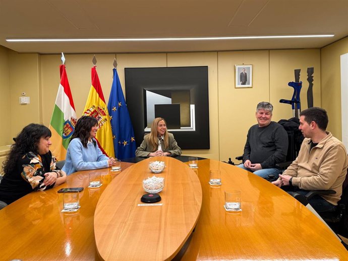 La presidenta del Parlamento regional agadece la labor de ARDEM a favor de las personas afectadas por esclerosis múltiple