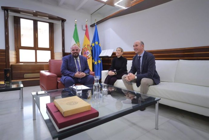 A presidente interina da Junta, María Guardiola, em sua reunião com o presidente da Assembleia, Manuel Naharro, no âmbito da rodada de consultas para a designação do candidato à investidura.