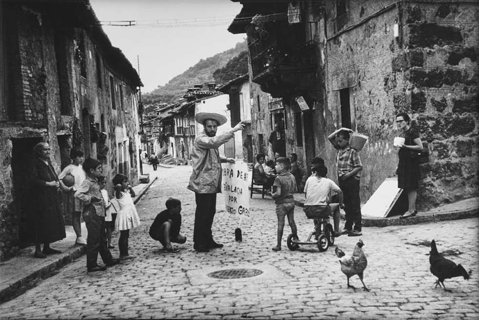 Acto vivo-dito de Alberto Greco en Piedralaves, 1963.