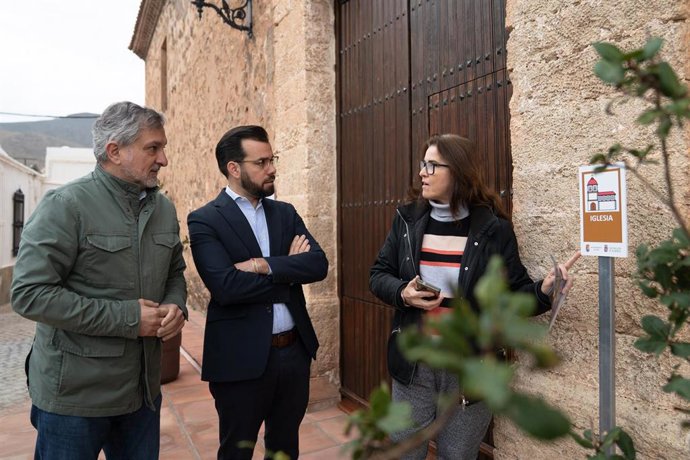 Archivo - Imagen de archivo de una visita institucional del diputado de Fomento de la Diputación de Almería, Antonio Jesús Rodríguez, ante la iglesia de Enix.