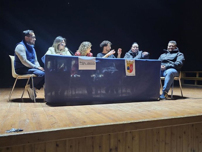 Dos nuevas familias han llegado a la pequeña población valenciana de Zarra tras sentir "un flechazo" por este emplazamiento y a través del Proyecto Arraigo, con el que el Ayuntamiento apuesta por "actuar de manera decidida frente a la despoblación".