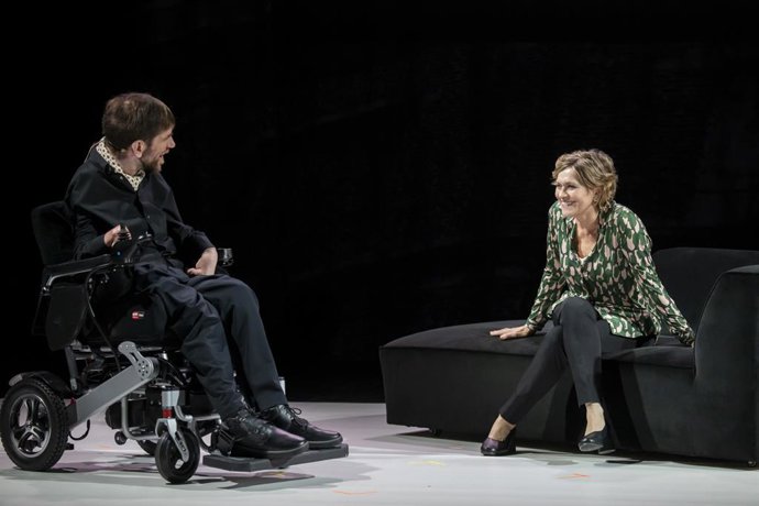 Archivo - El Paranimf de la UJI acoge la representación de 'Sabes que las flores de plástico nunca han vivido, ¿verdad?'