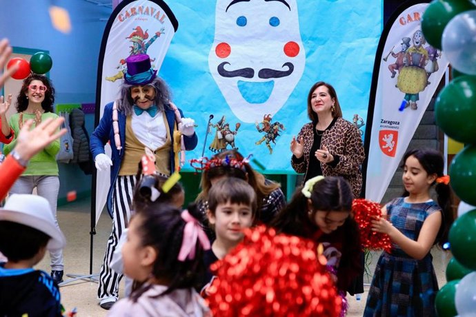 La consejera municipal de Cultura, Educación y Turismo, Sara Fernández, y del Conde de Salchichón, en la inauguración del Carnaval 2026