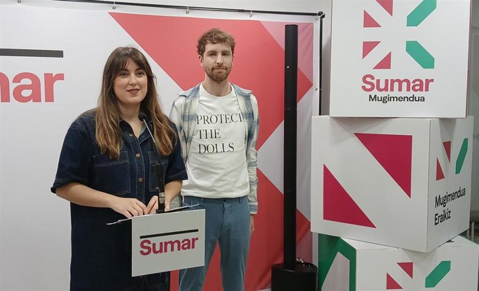 La secretaria general de Sumar Mugimendua, Alba García, junto al secretario político, Sergitz Moreno, en una rueda de prensa en Bilbao