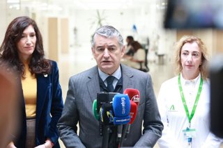 El consejero de Sanidad, Presidencia y Emergencias de la Junta de Andalucía, Antonio Sanz, en una atención a medios durante la inauguración de la ampliación de la zona quirúrgica del Hospital de Alta Resolución de Écija (Sevilla).