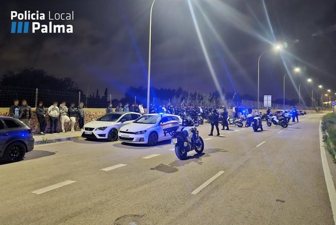 Actuación policial en Palma: disuelven un masivo botellón con menores y carreras ilegales.