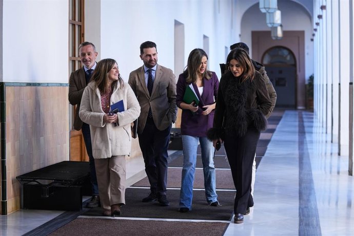 La vicesecretaria general del PSOE-A y portavoz parlamentaria, María Márquez (2d), atiende a medios antes de la celebración de la Diputación Permanente en el Parlamento andaluz. A 12 de enero de 2026, en Sevilla (Foto de archivo).