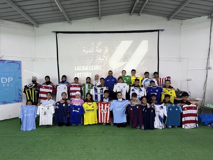 Imagen de los equipos participantes en las ligas de LaLiga en los Campos de Refugiados de Za'atari y Azraq