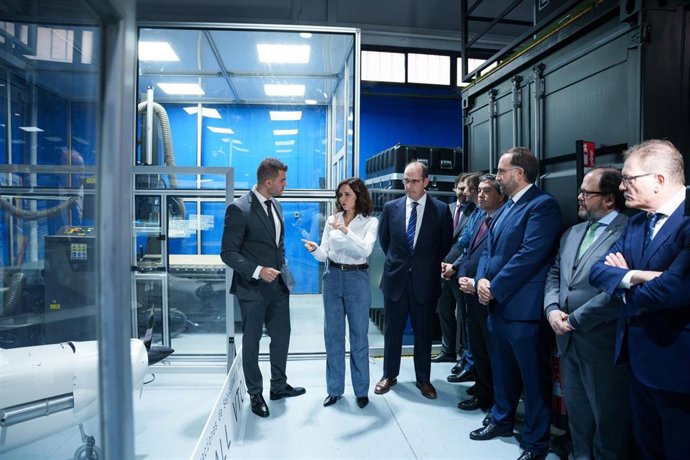 La presidenta de la Comunidad de Madrid, Isabel Díaz Ayuso, y el director de Operación de ETRAIR, Rafael García, durante una visita a ETRAIR, a 10 de febrero de 2026, en Madrid (España). 