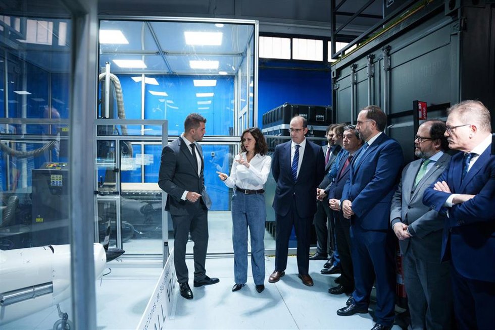 La presidenta de la Comunidad de Madrid, Isabel Díaz Ayuso, y el director de Operación de ETRAIR, Rafael García, durante una visita a ETRAIR, a 10 de febrero de 2026, en Madrid (España). 