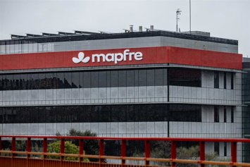 Nueva imagen de Mapfre implantada en las fachadas de las oficinas centrales de la aseguradora en Majadahonda, a 29 de enero de 2026, en Majadahonda, Madrid (España). 
