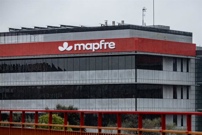 Nueva imagen de Mapfre implantada en las fachadas de las oficinas centrales de la aseguradora en Majadahonda, a 29 de enero de 2026, en Majadahonda, Madrid (España). 