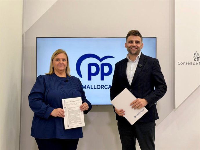 El portavoz adjunto del PP en el Consell de Mallorca, Bernat Vallori, y la consellera Magdalena García.