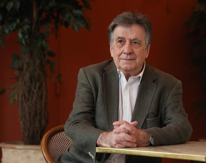Archivo - El escritor Luis Landero posa tras la presentación de  su nueva novela 'La última función', en el Hotel de las Letras, a 1 de febrero de 2024, en Madrid (España). El libro trata sobre un grupo de amigos jubilados que todavía recuerdan la tarde d