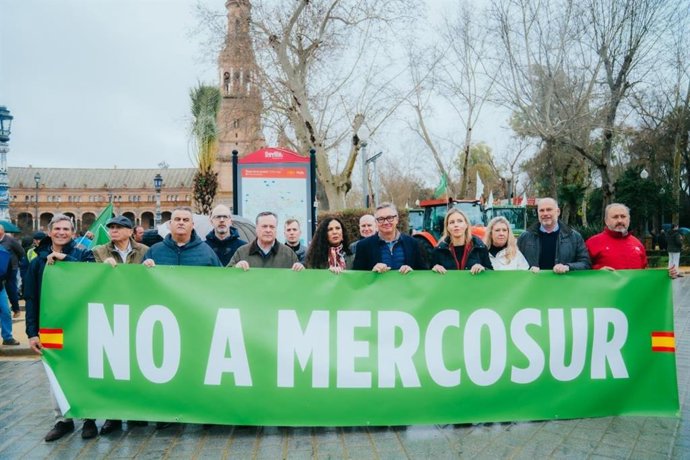 Imagen de este martes de la pancarta desplegada por Vox en Sevilla durante su apoyo a la concentración de tractores en rechazo al acuerdo entre la UE y Mercosur.