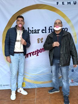 Dos técnicos de Femur muestran material de la campaña.