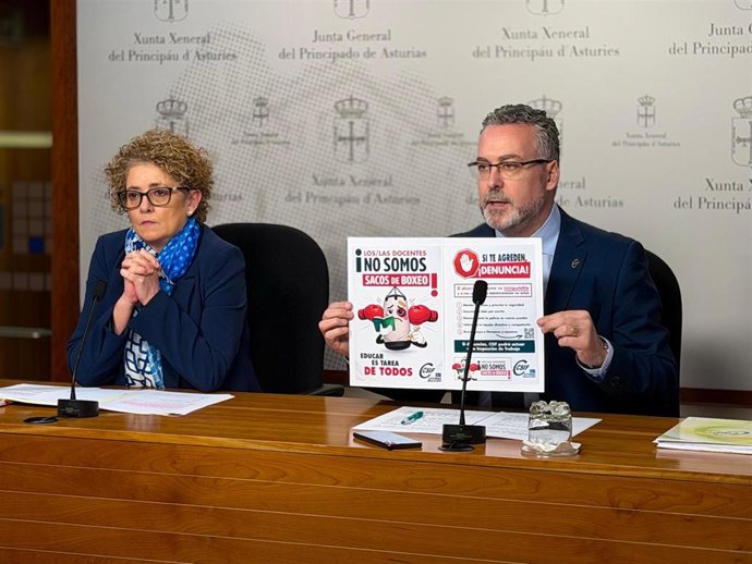 La diputada del PP de Asturias, Gloria García, y el presidente de CSIF Educación Asturias, Jorge Caro, durante la rueda de prensa de este martes en la Junta General.