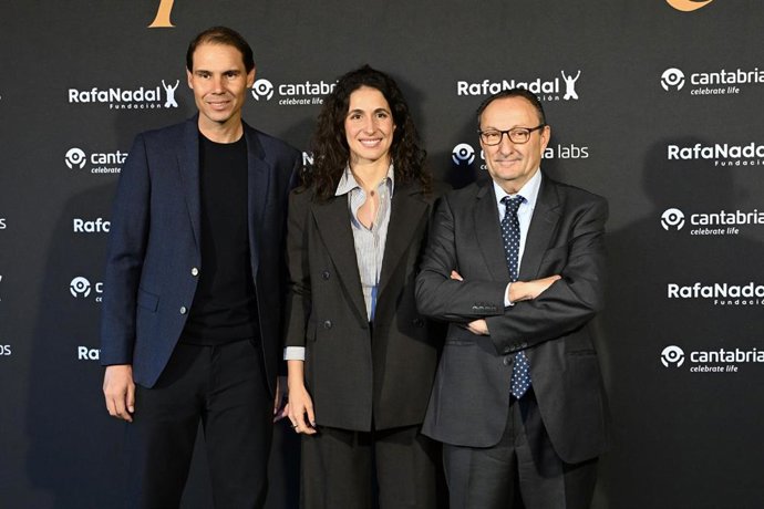 Rafa Nadal, Xisca Perelló y el presidente de Cantabria Labs, Juan Matji, durante la presentación de 'Spin&Swing' en el Real Club de Campo Villa de Madrid.