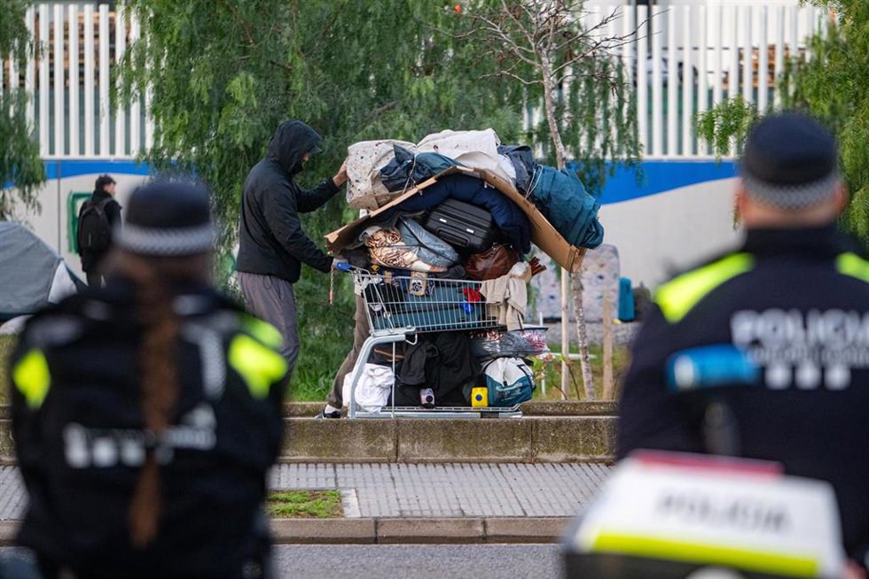 Un hombre se lleva su pertenencias en un carrito de la compra durante el desalojo del asentamiento de Zona Franca, a 10 de febrero de 2026, en Barcelona, Catalunya (España).