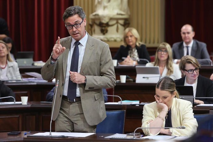 Archivo - El vicepresidente del Govern y conseller de Economía, y Hacienda e innovación, Antoni Costa, y la presidenta de Baleares, Marga Prohens, durante una sesión de control al Govern balear