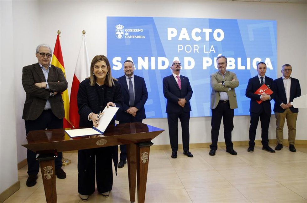 La presidenta de Cantabria, María José Sáenz de Buruaga, firma de la adenda al Pacto Profesional por la Sanidad Pública junto al Colegio de Médicos y al Sindicato Médico