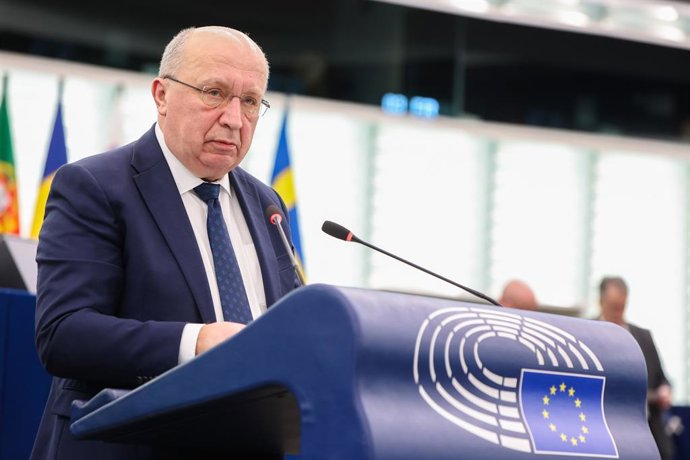 O comissário europeu para a Defesa e o Espaço, Andrius Kubilius, num debate no Parlamento Europeu em Estrasburgo (França)