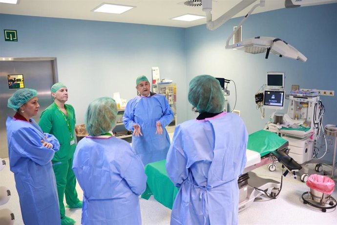 El consejero de Sanidad, Presidencia y Emergencias, Antonio Sanz, visita la zona de quirófanos de la ampliación del Hospital de Alta Resolución de Écija (Sevilla)