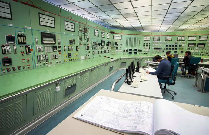 Archivo - Varios empleados trabajan en sala de control de la central nuclear de Santa María de Garoña, a 23 de noviembre de 2023, en Santa María de Garoña, Burgos, Castilla y León (España). El proyecto planteado por Enresa (Empresa Nacional de Residuos Ra