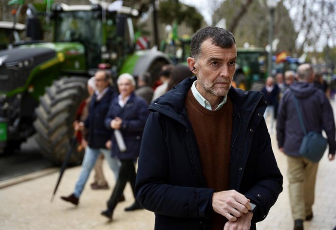El coordinador federal de IU, Antonio Maíllo, secunda la movilización en Sevilla contra el acuerdo de la UE con Mercosur.