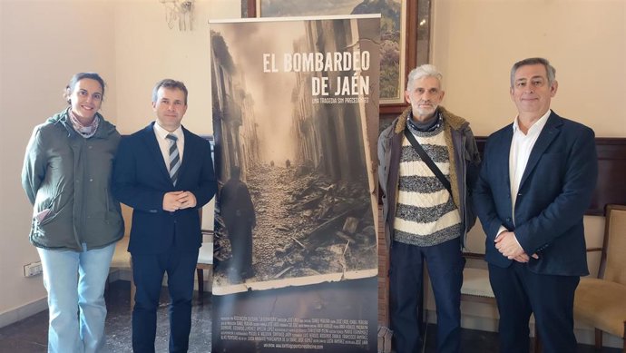 El alcalde de Jaén, Julio Millán, con los promotores del documental
