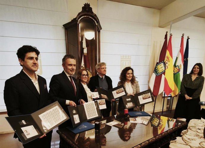 Correos ensalza con dos sellos el legado cultural de María Teresa León y el gastronómico de las patatas a la riojana