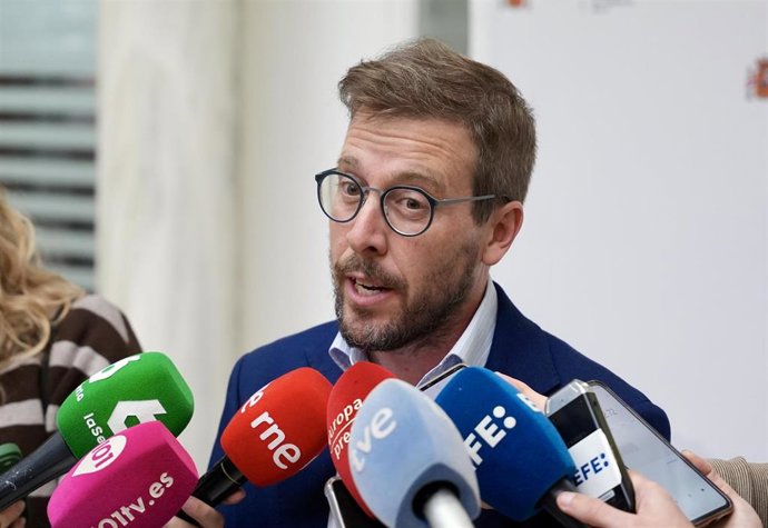 El subdelegado del Gobierno de España, Francisco Toscano, durante una atención a medios previa a su reunión con los representantes de las principales organizaciones de agricultores. A 10 de febrero en Sevilla (España).