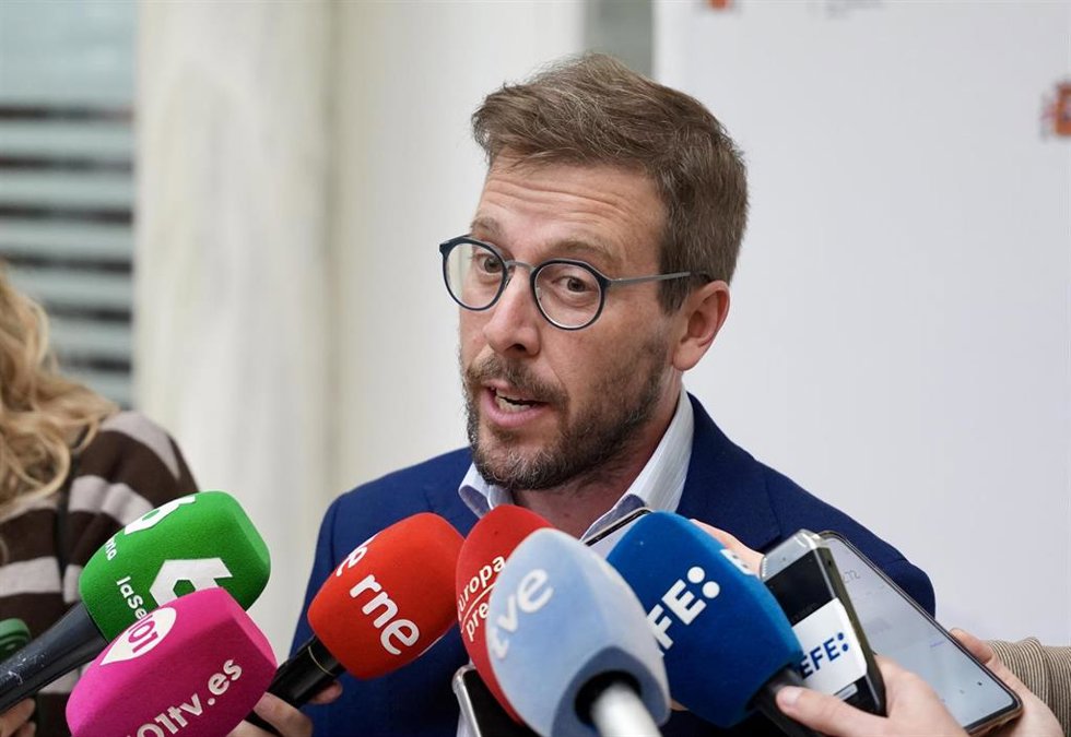 El subdelegado del Gobierno de España, Francisco Toscano, durante una atención a medios previa a su reunión con los representantes de las principales organizaciones de agricultores. A 10 de febrero en Sevilla (España).