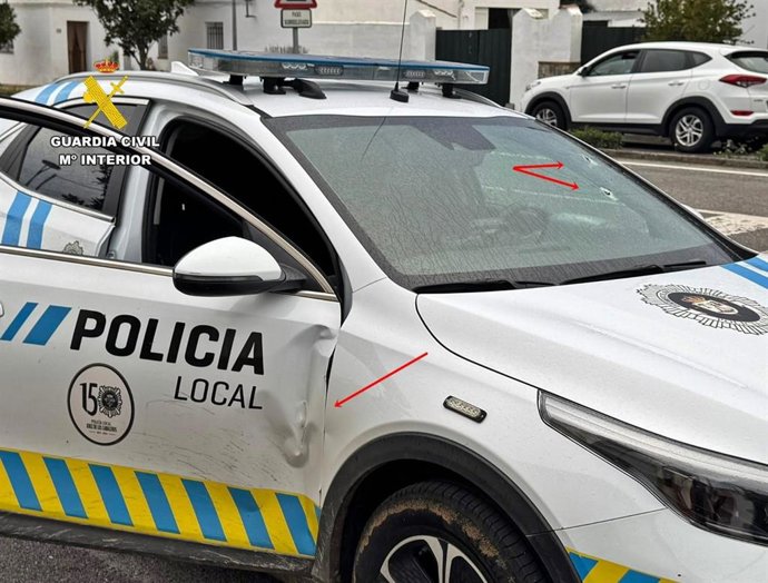 Impactos en el coche de la Policía Local de Jerez de los Caballeros