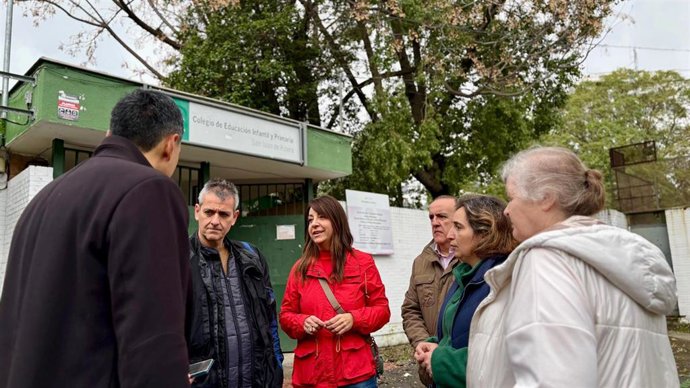 La secretaria de Política Institucional del PSOE de Sevilla, portavoz del partido y parlamentaria, Encarnación Martínez, en el CEIP Nuevo de Sevilla.
