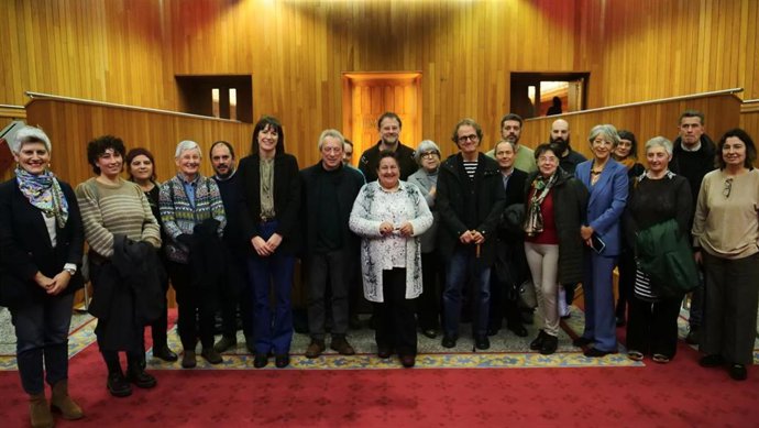 Miembros de la Comisión Promotora de la ILP para la divulgación de la obra de Castelao ante la entrada del hemiciclo, con dirigentes que apoyaron la propuesta.