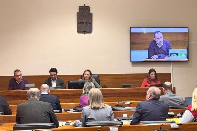 El consejero de Ordenación de Territorio, Urbanismo, Vivienda y Derechos Ciudadanos, Ovidio Zapico, comparece en la Comisión Parlamentaria.