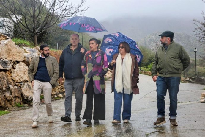 La coordinadora provincial de IU Málaga, Toni Morillas, y la coordinadora comarcal de la coalición en la Axarquía, Aroa Palma, han exigido la puesta en marcha de un servicio provincial para el arreglo de caminos rurales.