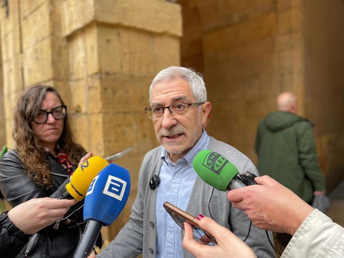 El portavoz de IU-Convocatoria por Oviedo, Gaspar Llamazares, durante la atención a medios este martes.