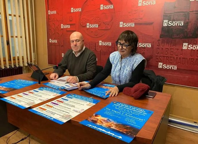 El director de la Banda de Música de Soria, José Manuel Aceña, y la concejal de Cultura, Gloria Gonzalo, presentan la programación de la Banda.