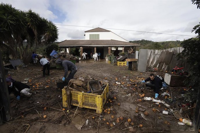 Vecinos de San Martín del Tesorillo en una vivienda tras la crecida del río Guadiaro.