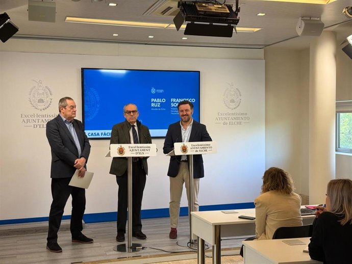 El alcalde de Elche (Alicante), Pablo Ruz (d), durante una rueda de prensa este martes