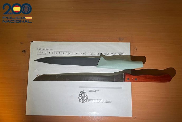 Los dos cuchillos intervenidos a los arrestados por amenazar de muerte a varias personas en Palma.