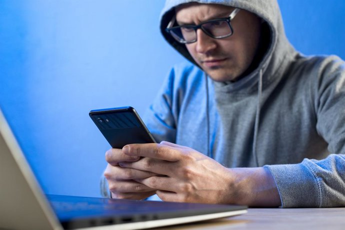 Archivo - Arquivo - Representação de um hacker utilizando um aplicativo de "stalkeware" em um celular.