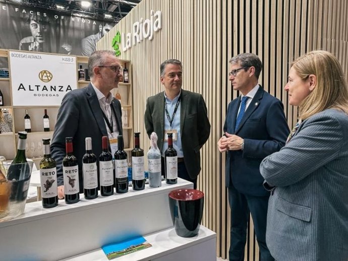El presidente del Gobierno de La Rioja, Gonzalo Capellán, junto a la consejera de Agricultura, Ganadería, Mundo Rural y Medio Ambiente, Noemí Manzanos, visita el pabellón institucional de La Rioja en la Wine París 2026 y a las bodegas riojanas presentes