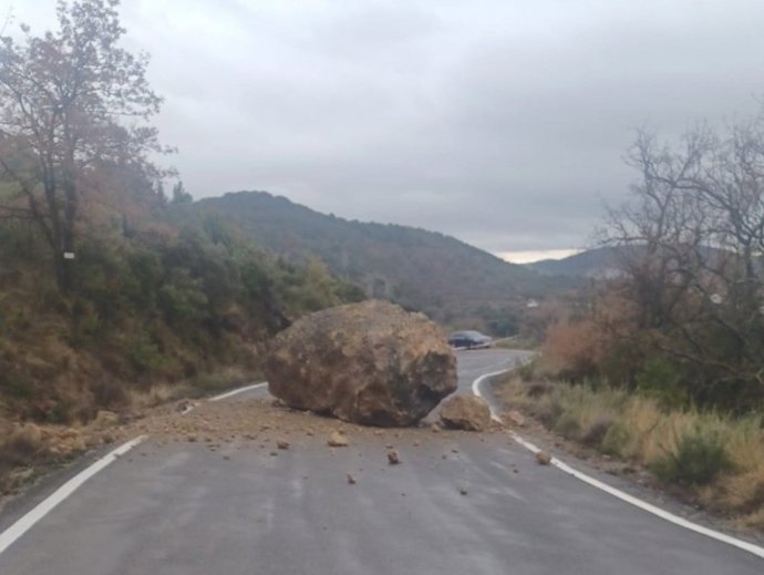 Desprendimiento de una roca en el punto kilómetrico 13 de la carretera A-2210, a la altura de la localidad oscense de Naval