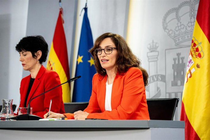 (i-d) La Ministra de Inclusión, Seguridad Social y Migraciones y portavoz del Gobierno, Elma Saiz, y la ministra de Sanidad, Mónica García, durante una rueda de prensa tras la reunión del Consejo de Ministros, a 10 de febrero de 2026, en Madrid (España).