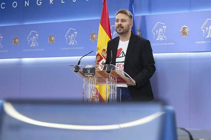 Archivo - Arxive - El diputat de Sumar Alberto Ibáñez durant una roda de premsa anterior a la reunió de la junta de portaveus, en el Congrés dels Diputats, a 9 de setembre de 2025, a Madrid (Espanya).