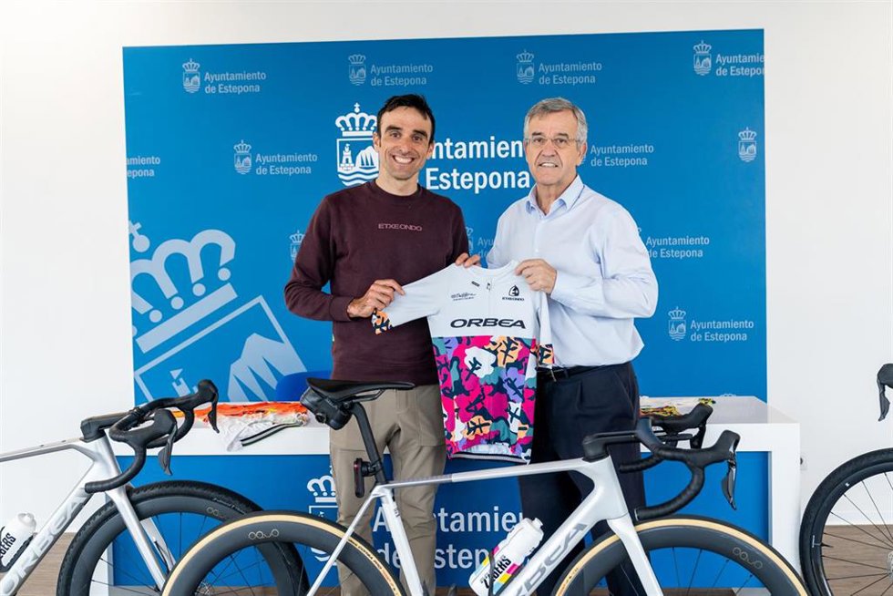 El alcalde de Estepona, José María García Urbano, y el ciclista malagueño Luis Ángel Maté